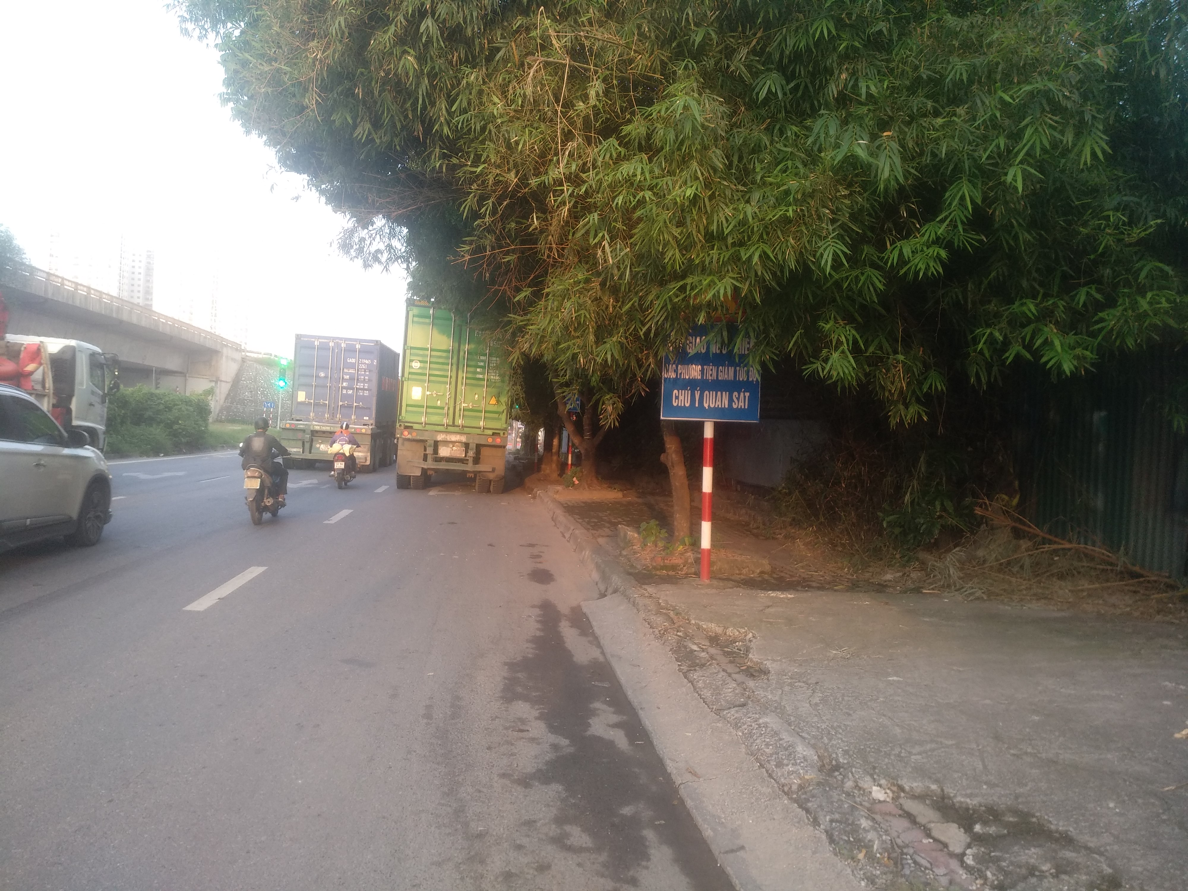 Biển báo giao thông bị che khuất